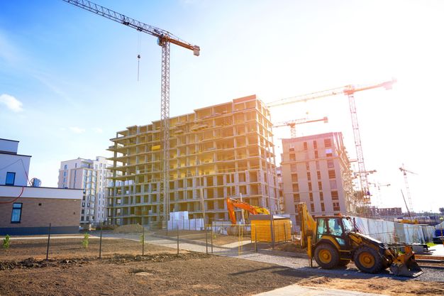 Mit der aktuellen Tariferhöhung setzen die Tarifparteien die dritte Stufe des Bau-Tarifabschlusses aus dem Jahr 2024 um.